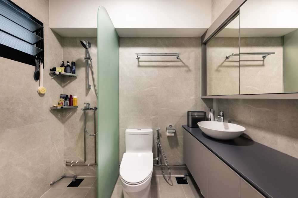 Modern Bathroom with Countertop and Homogeneous Tiles