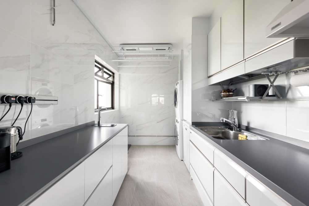 Modern Kitchen with Countertop and Homogeneous Tiles