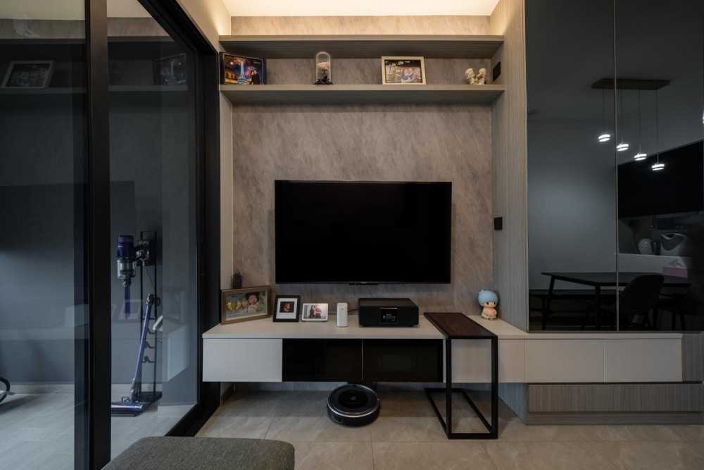Contemporary Living Room with Homogeneous Tiles and Parquet Floor