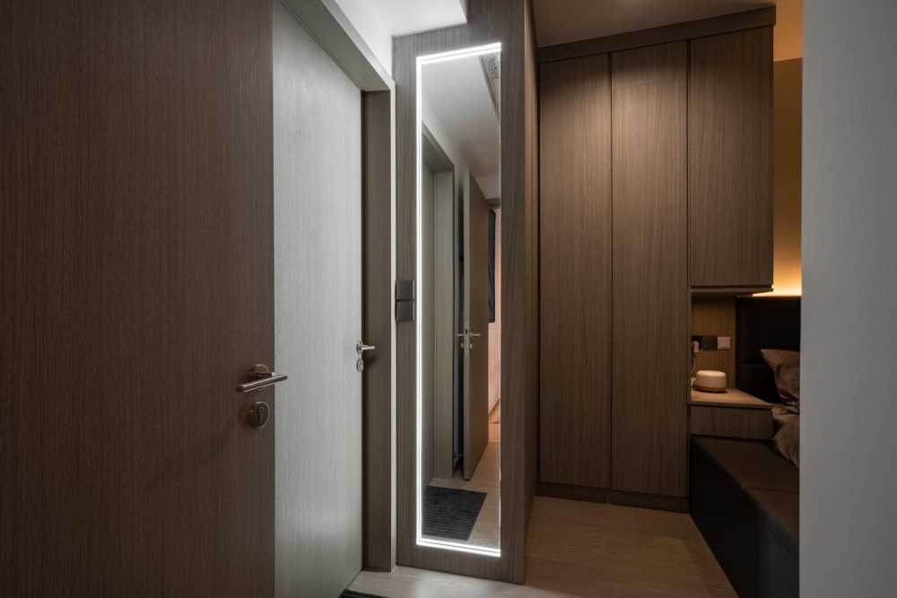 Contemporary Bedroom with Vinyl Flooring and Homogeneous Tiles