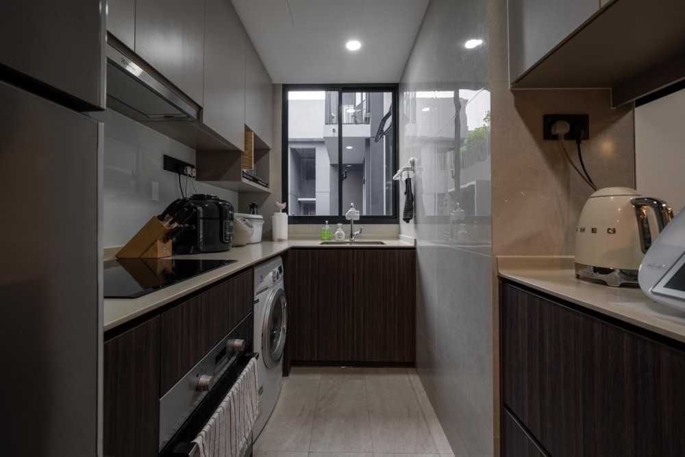 Contemporary Kitchen with Countertop and Homogeneous Tiles