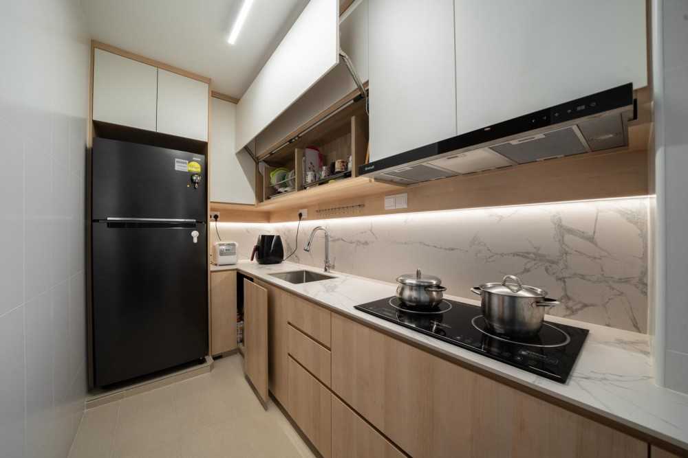 Modern Kitchen with Homogeneous Tiles and Kitchen Island