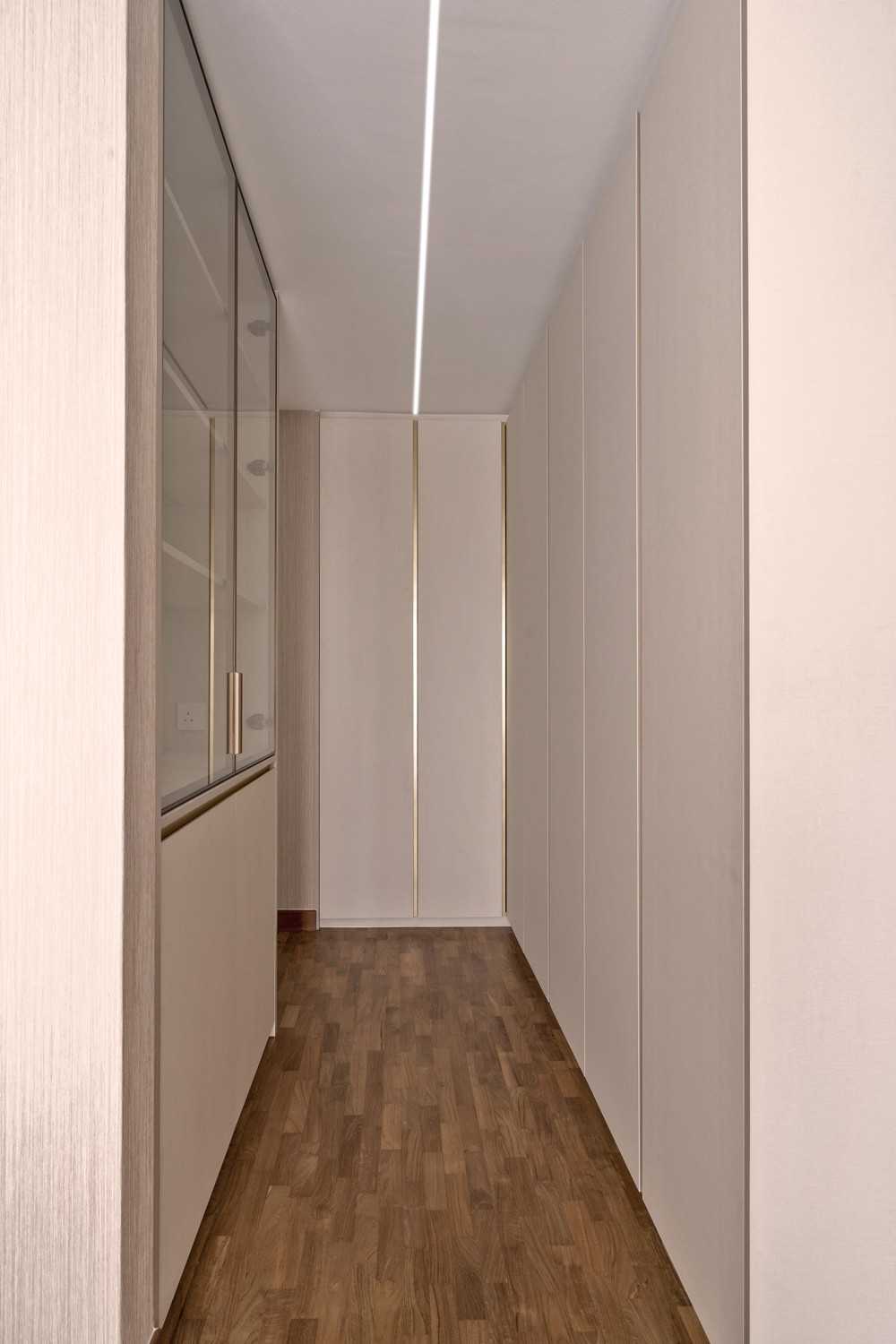 Minimalist Walk-in Wardrobe with Mirror and Wardrobe