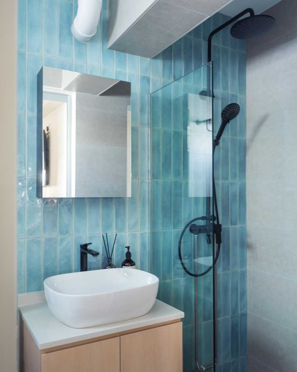 Contemporary Bathroom with Homogeneous Tiles and Mirror