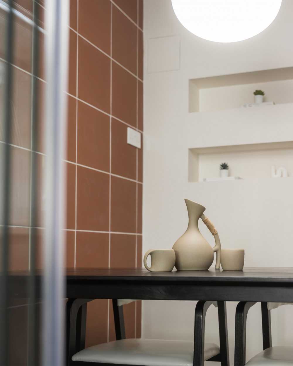 Contemporary Dining Room with Dining Table and Dining Chairs