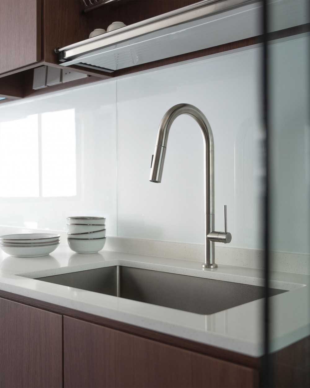 Contemporary Kitchen with Countertop and Kitchen Backsplash