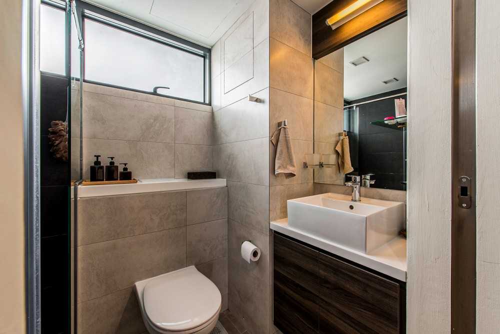 Modern Bathroom with Countertop and Homogeneous Tiles