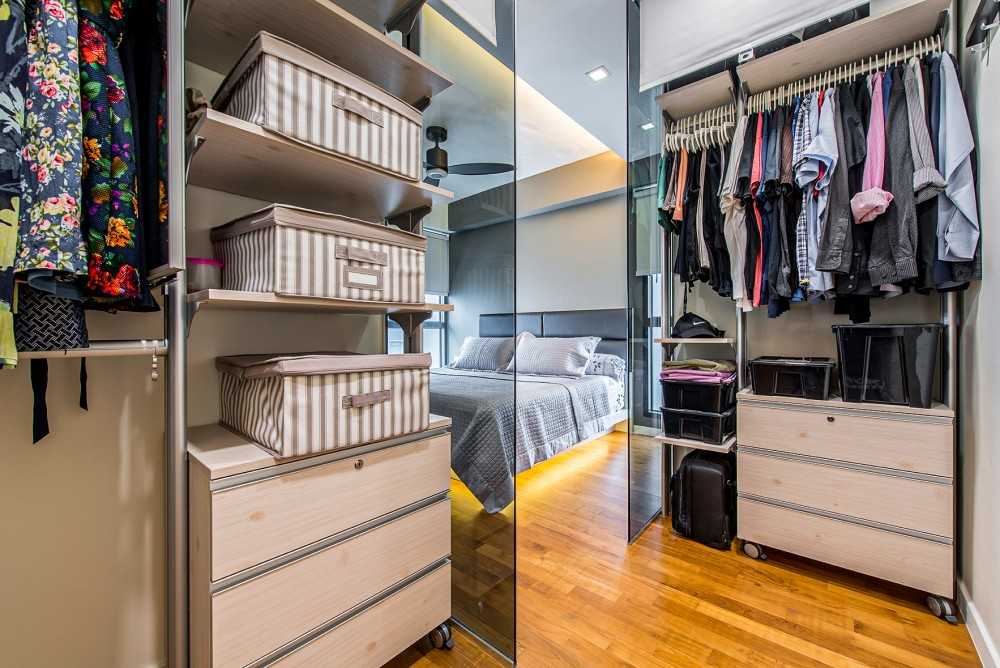 Modern Walk-in Wardrobe with Glass Door and Wardrobe