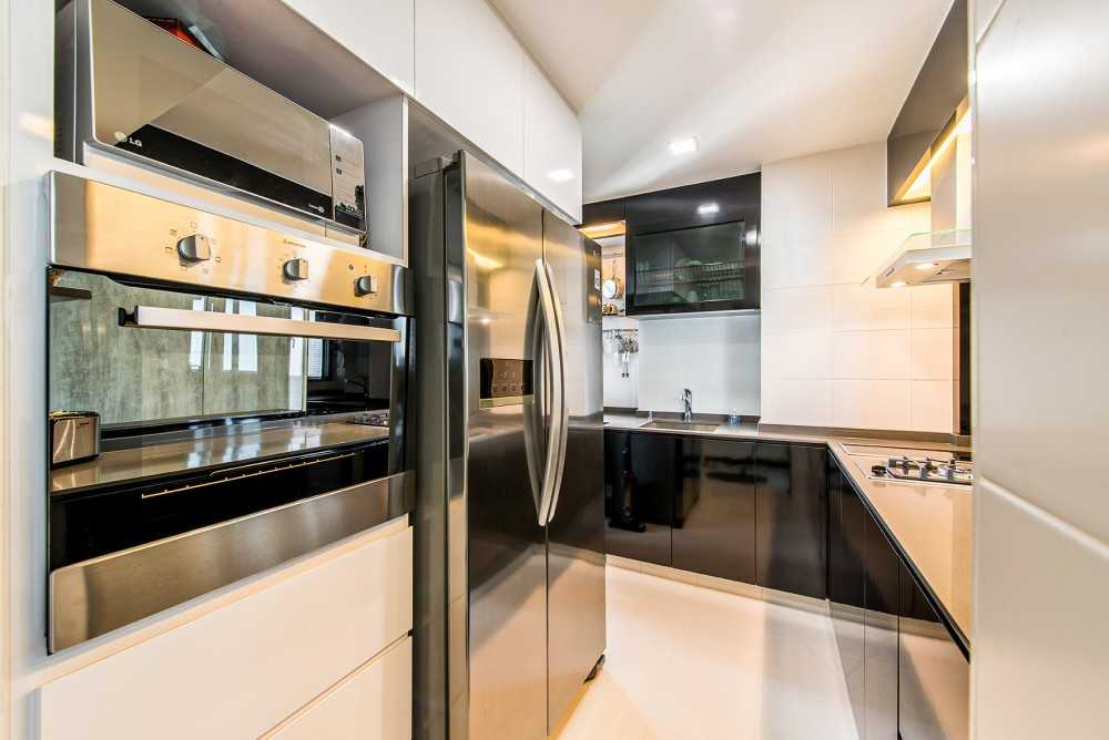 Modern Kitchen with Countertop and Homogeneous Tiles