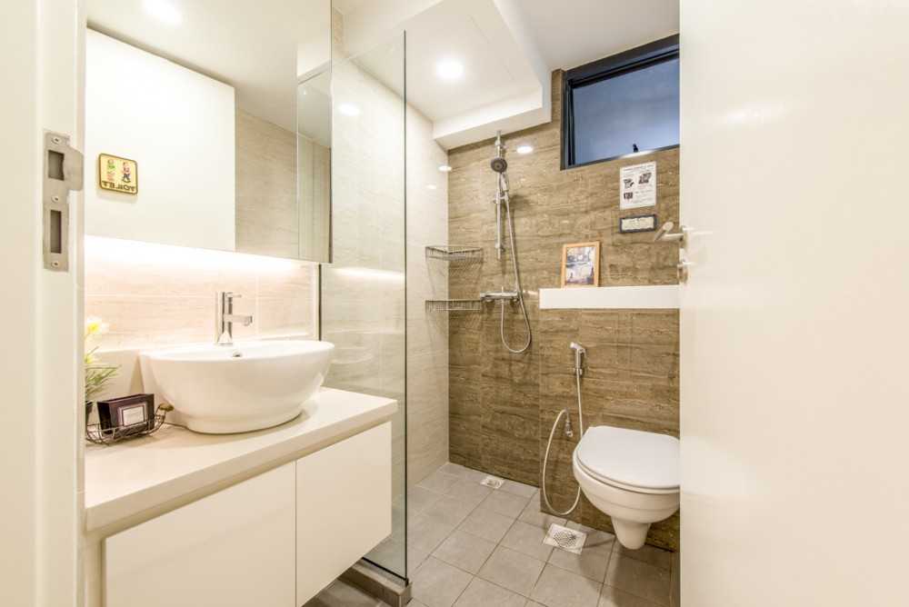 Scandinavian Bathroom with Countertop and Homogeneous Tiles