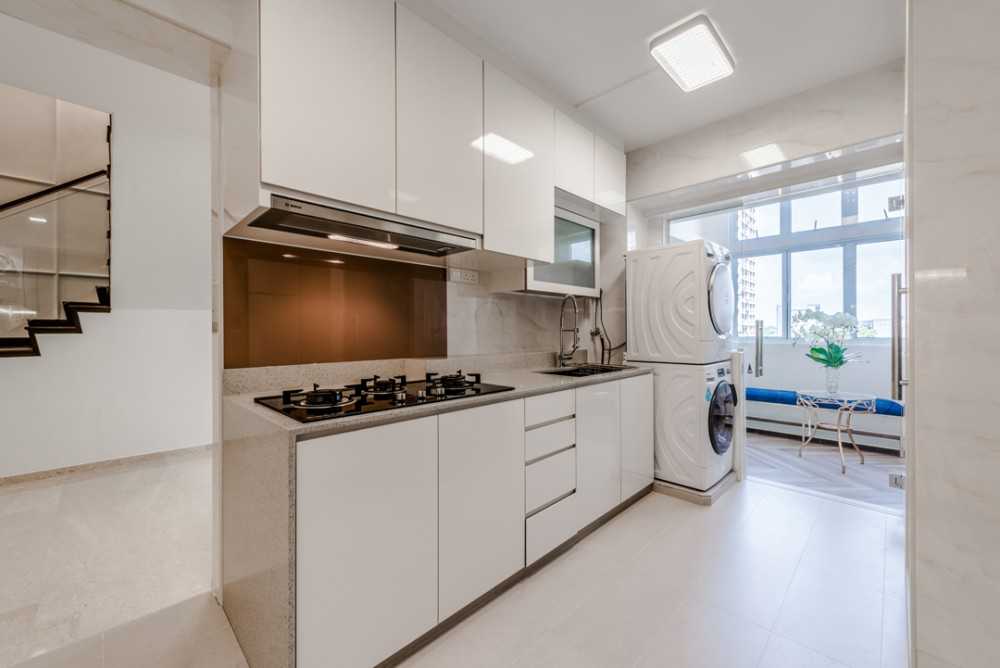 Modern Kitchen with Countertop and Homogeneous Tiles
