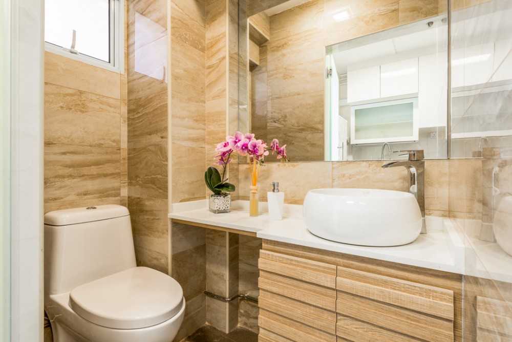 Modern Bathroom with Countertop and Homogeneous Tiles