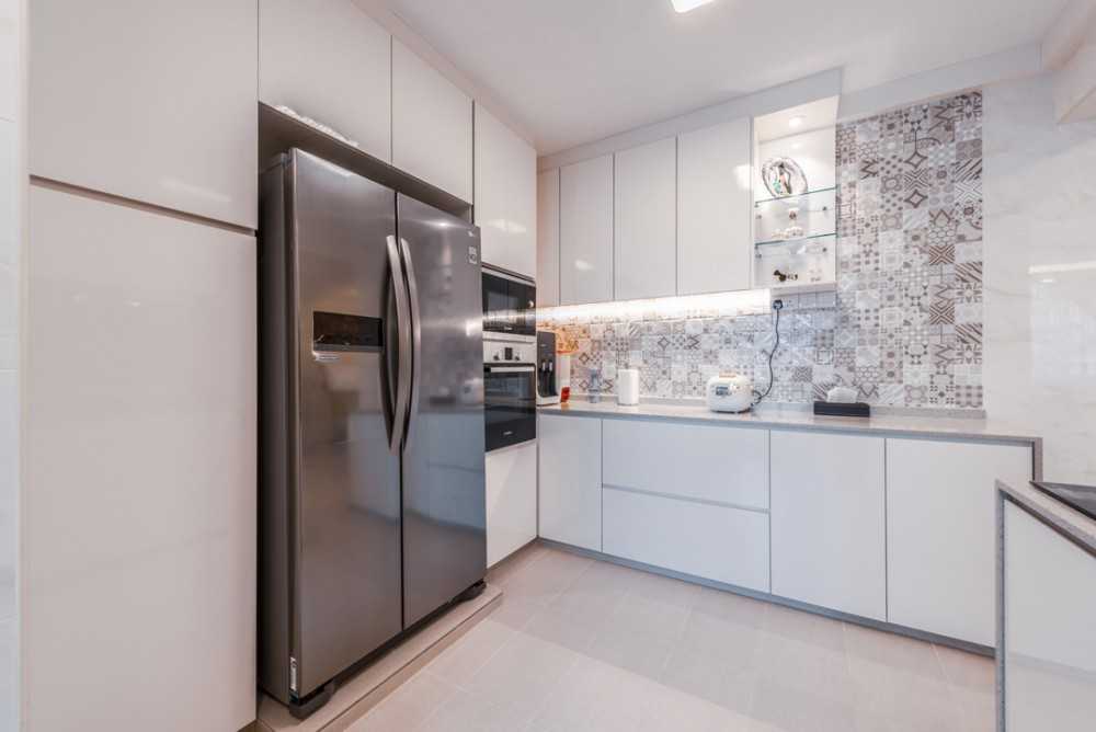 Modern Kitchen with Countertop and Homogeneous Tiles