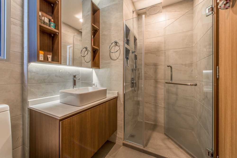 Contemporary Bathroom with Homogeneous Tiles and Mirror