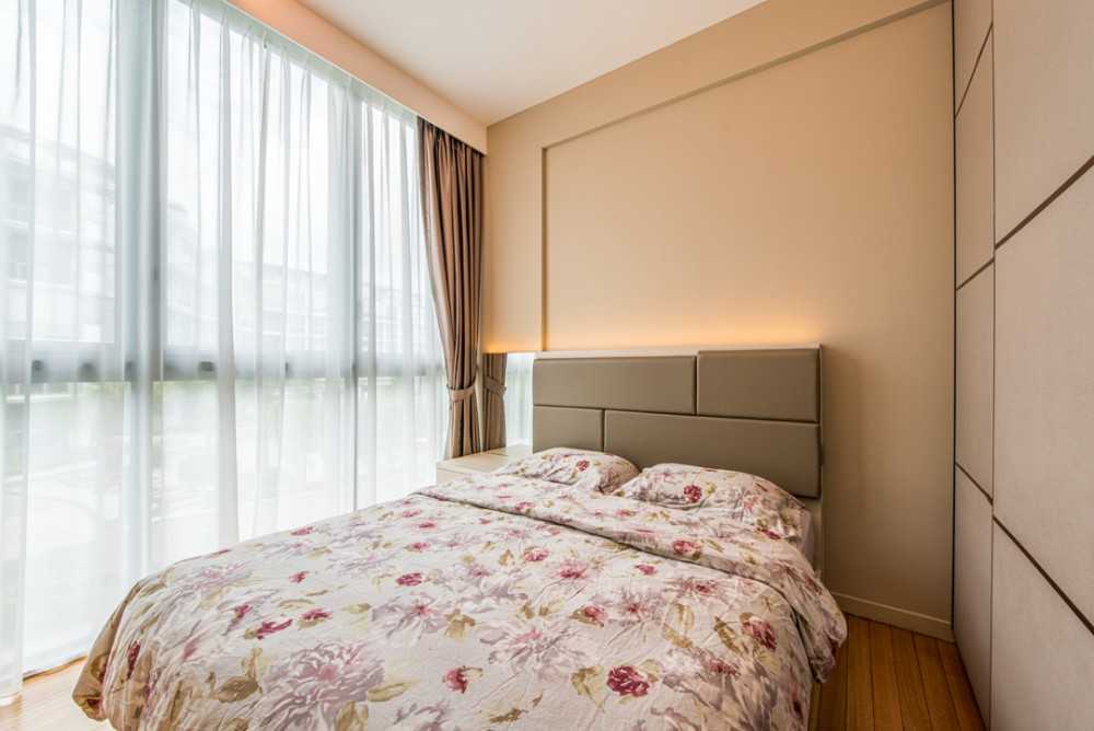 Contemporary Bedroom with Feature Wall and Wardrobe