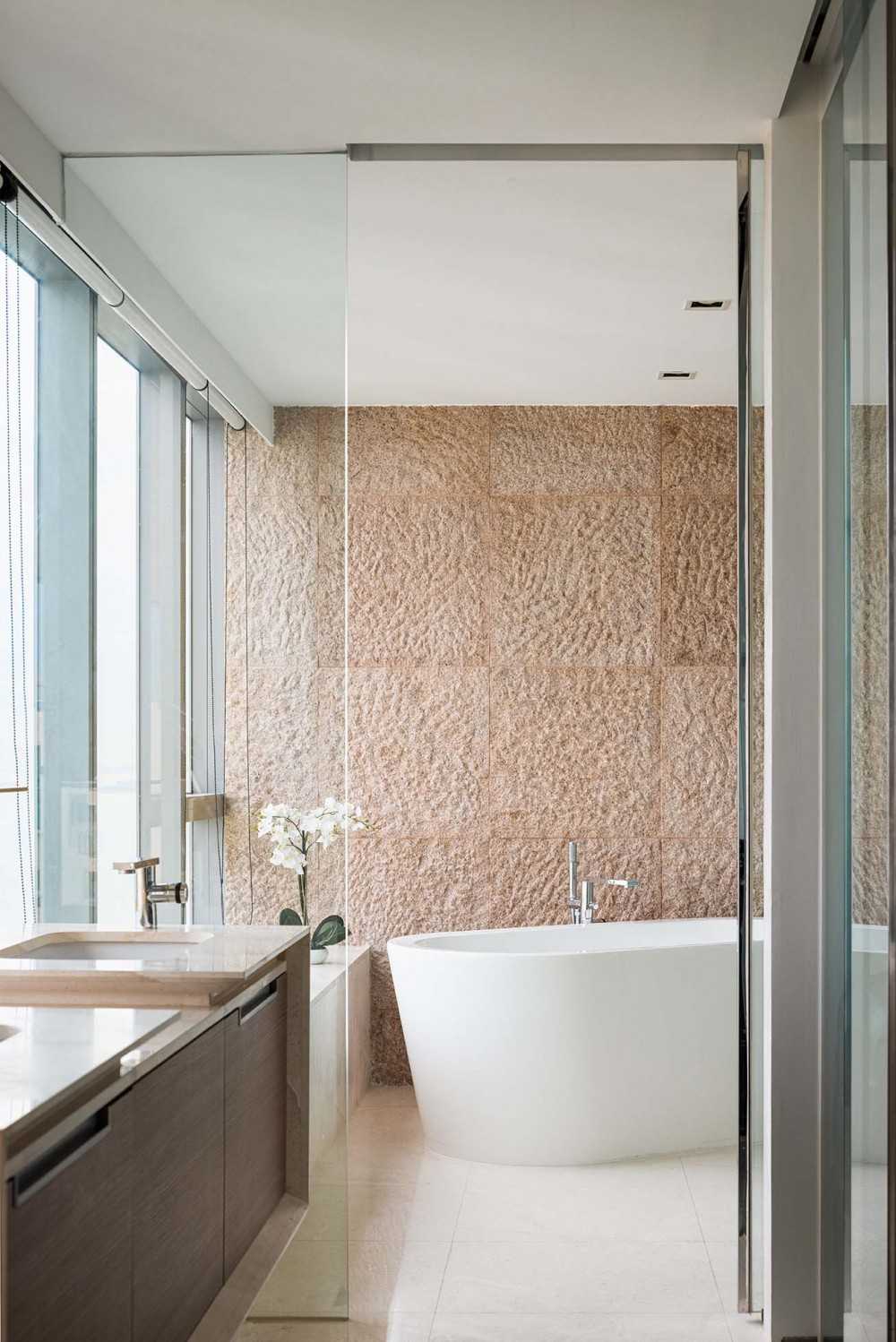 Contemporary Bathroom with Mirror and Bathtub