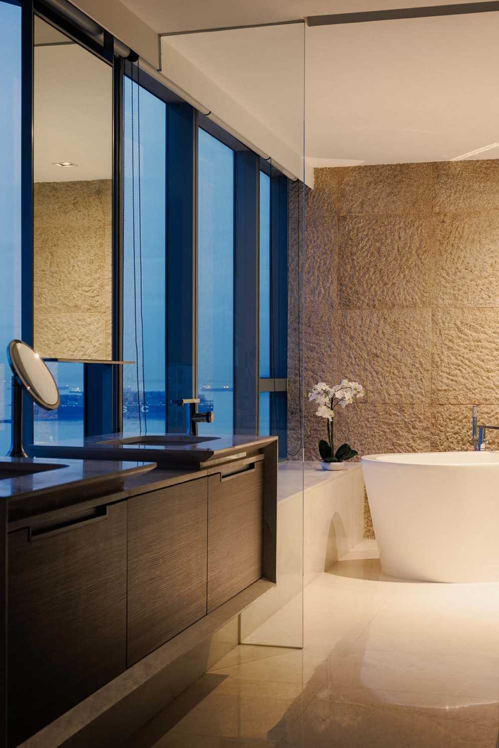 Contemporary Bathroom with Mirror and Bathtub