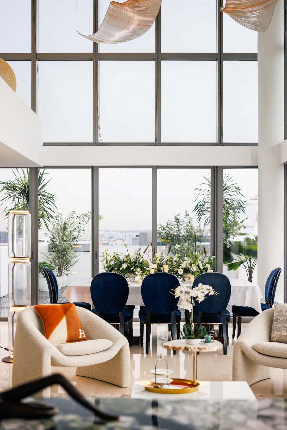 Contemporary Dining Room with Dining Table and Dining Chairs