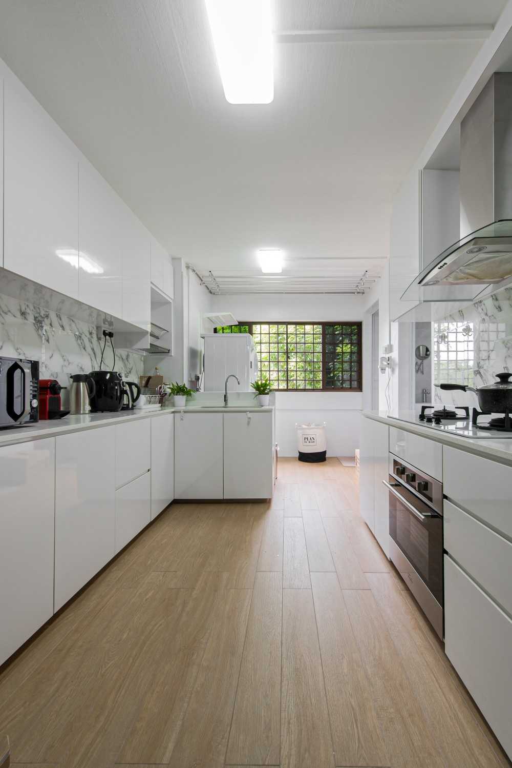 Minimalist Kitchen at Ang Mo Kio Avenue 4 by U-Home Interior Design Pte ...
