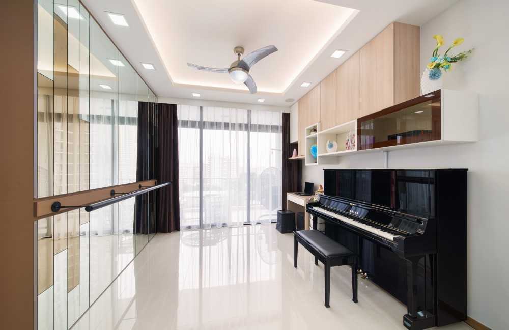 Modern Living Room with Mirror and Cove Lighting