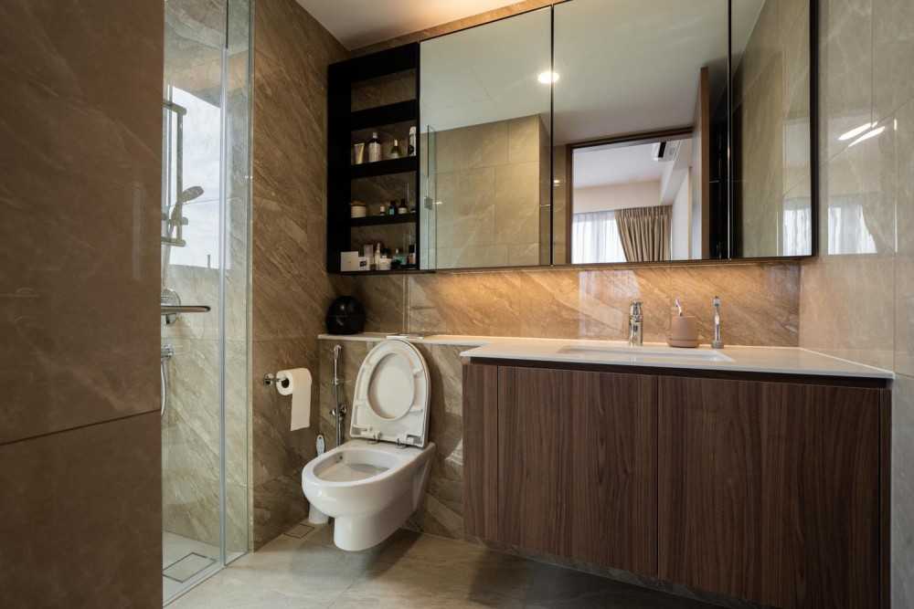 Modern Bathroom with Homogeneous Tiles and Mirror