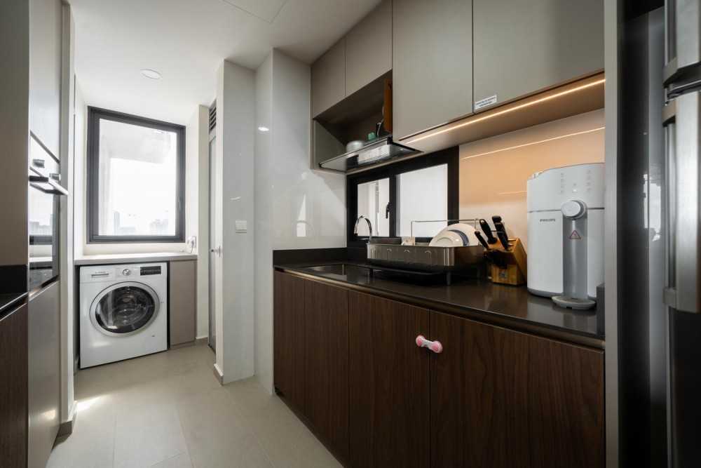Modern Kitchen with Countertop and Homogeneous Tiles