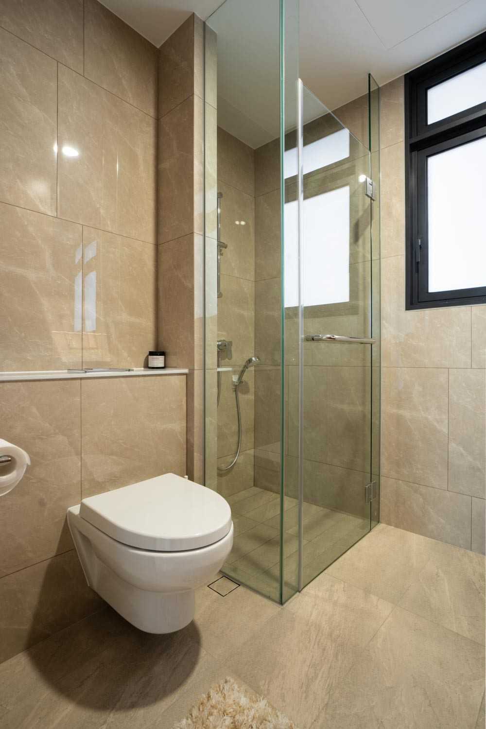 Modern Bathroom with Homogeneous Tiles and Granite Floor