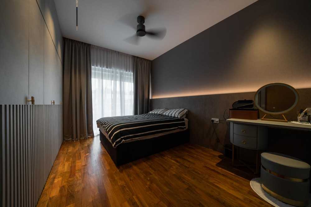 Contemporary Bedroom with Vinyl Flooring and Wardrobe