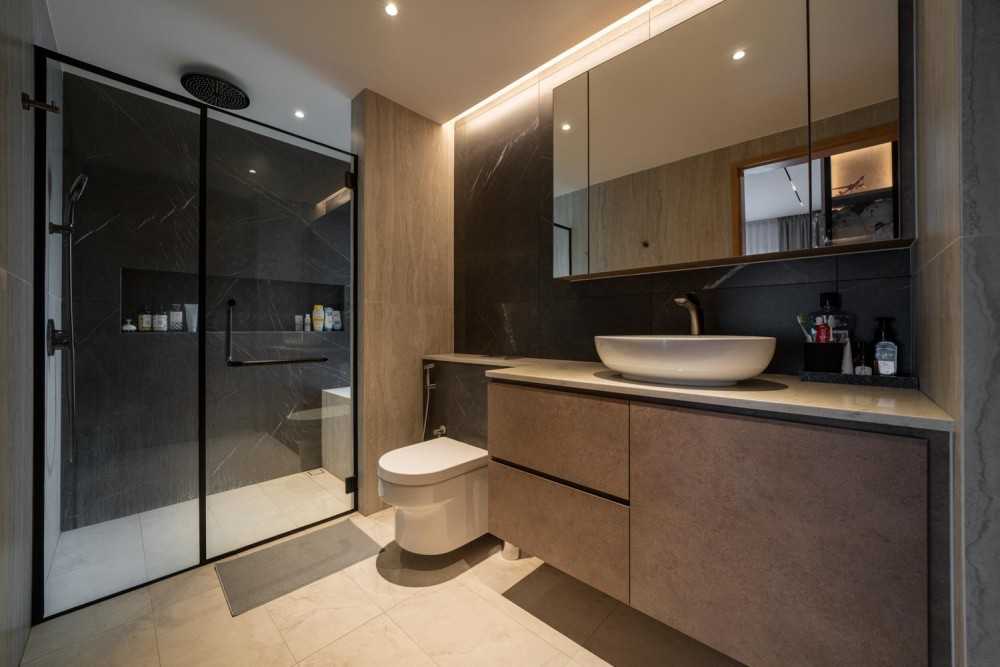 Contemporary Bathroom with Vinyl Flooring and Herringbone Tiling