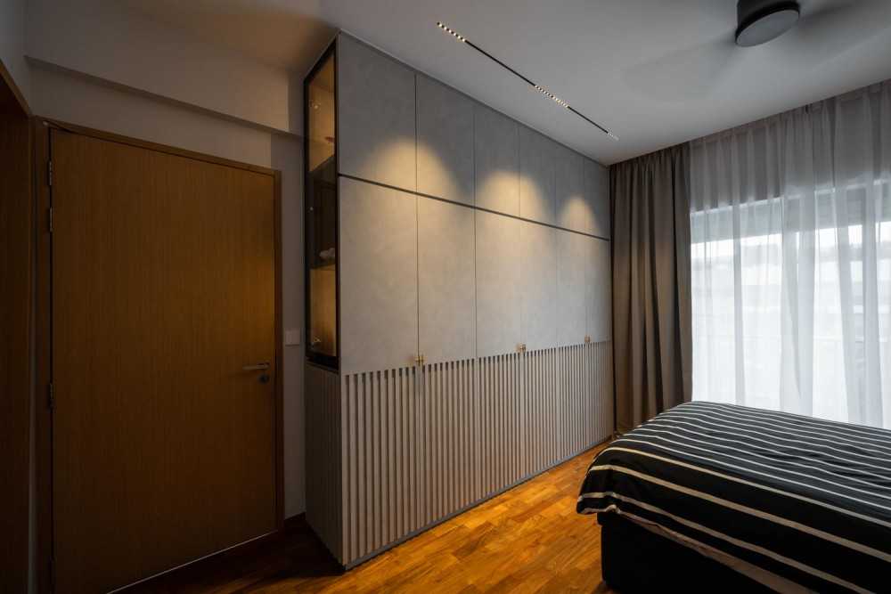 Contemporary Walk-in Wardrobe with Mirror and Wardrobe