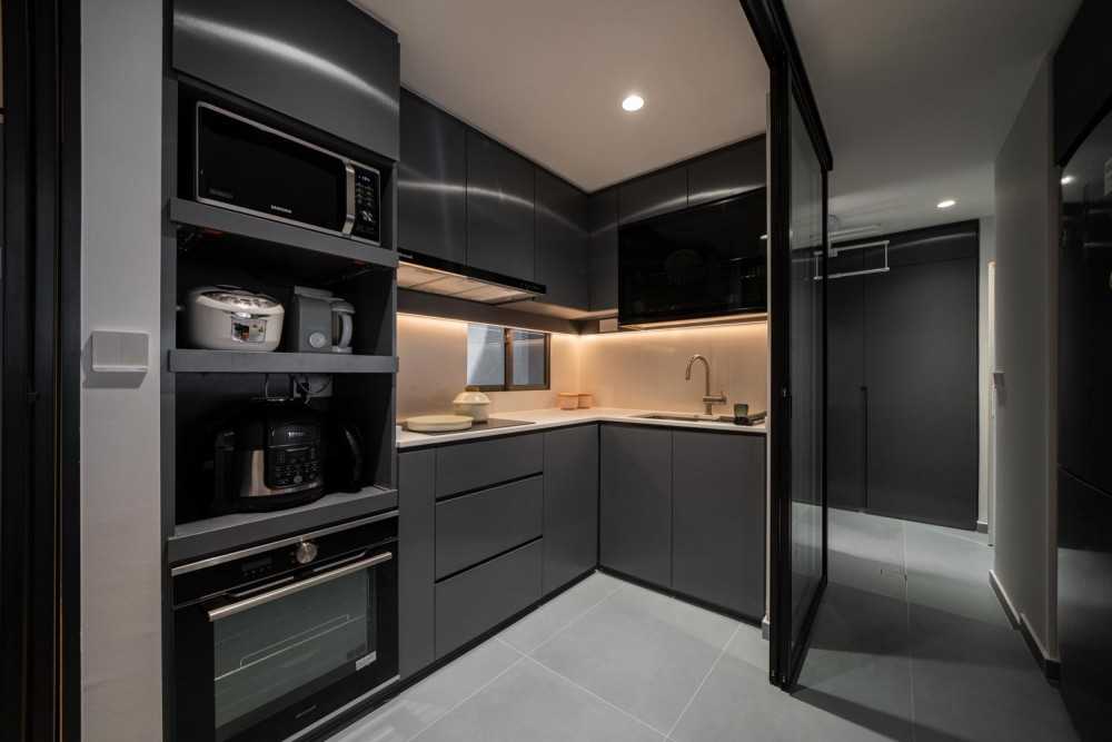 Contemporary Kitchen with Wood Flooring and Kitchen Island