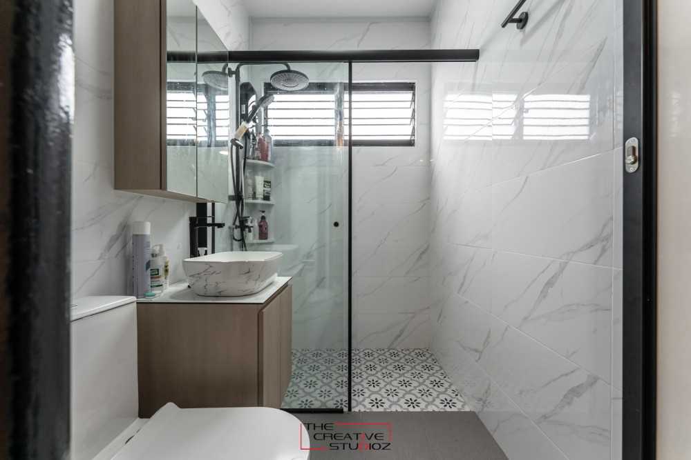 Modern Bathroom with Homogeneous Tiles and Mirror