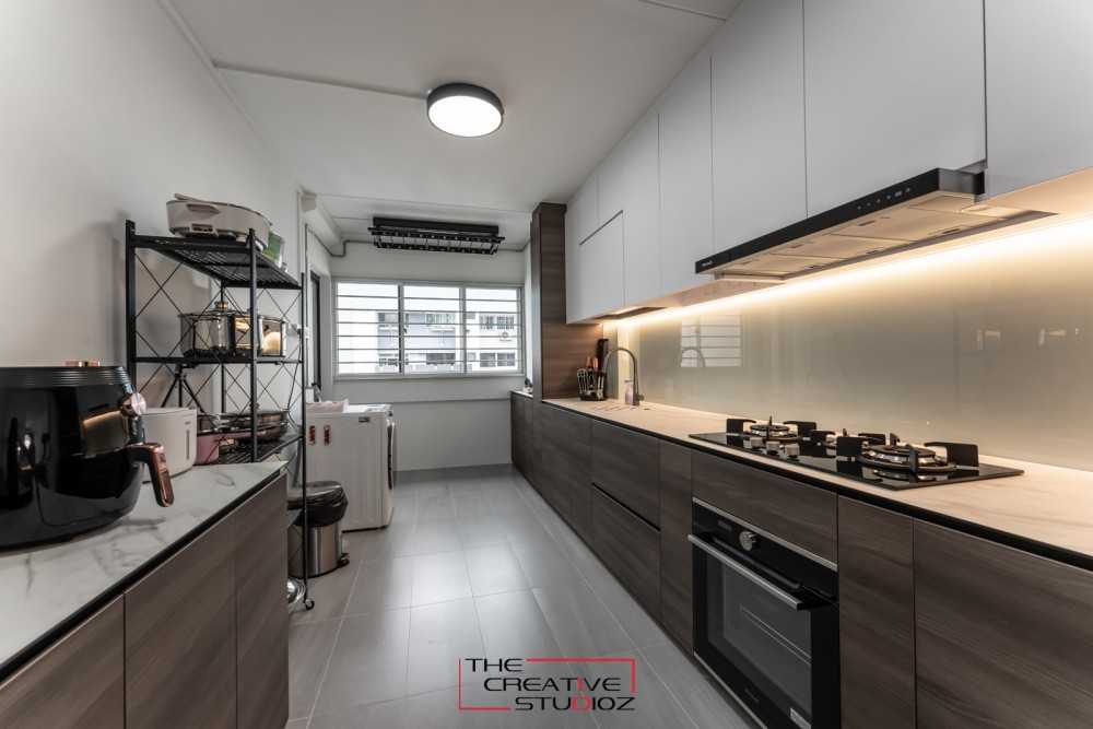 Modern Kitchen with Homogeneous Tiles and Kitchen Backsplash