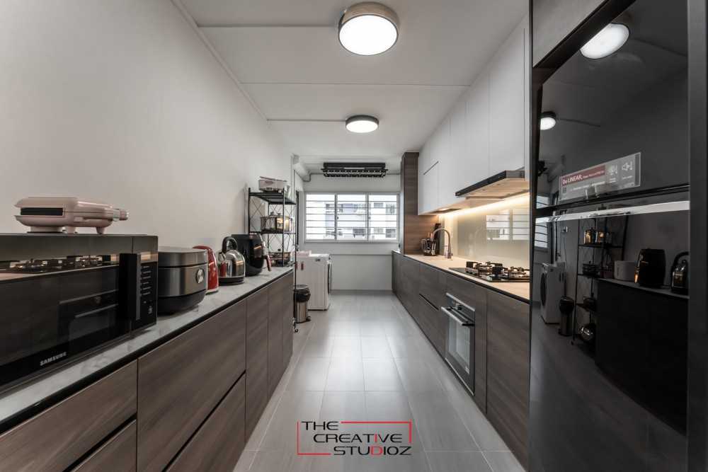 Modern Kitchen with Homogeneous Tiles and Kitchen Backsplash