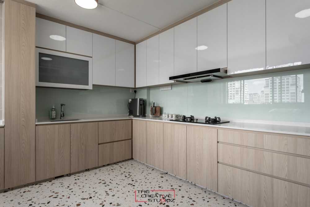Scandinavian Kitchen with Homogeneous Tiles and Kitchen Backsplash