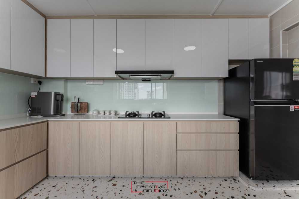 Scandinavian Kitchen with Homogeneous Tiles and Kitchen Backsplash