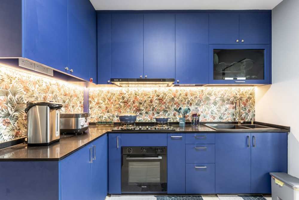 Modern Kitchen with Homogeneous Tiles and Kitchen Backsplash