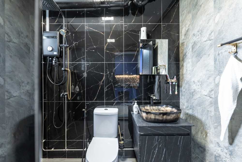 Modern Bathroom with Homogeneous Tiles and Mirror