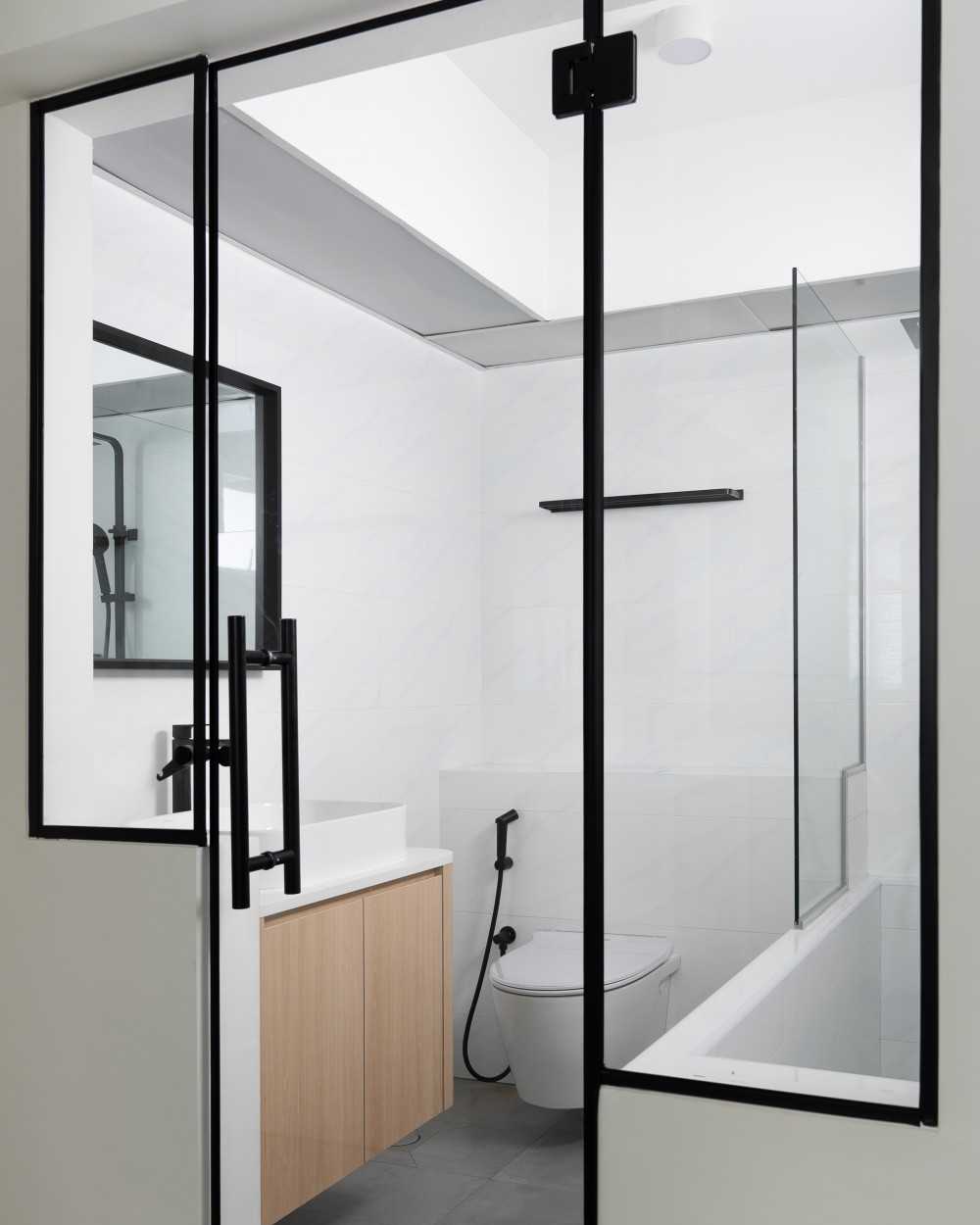 Modern Bathroom with Mirror and Bathroom Storage