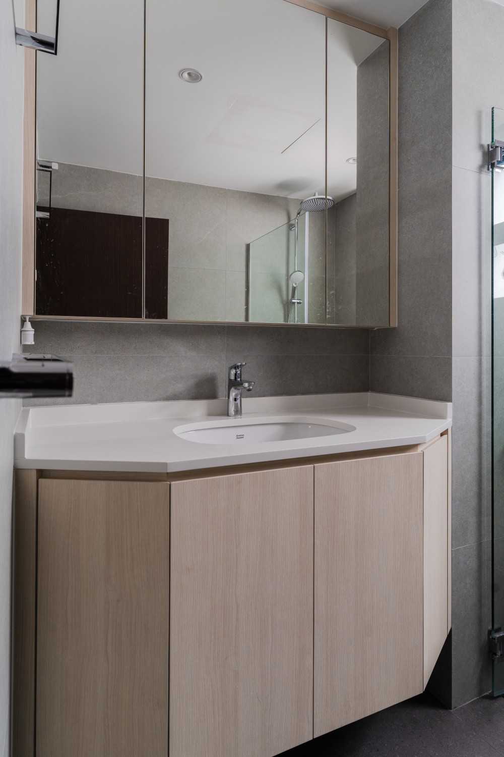 Scandinavian Bathroom with Mirror and Bathroom Storage