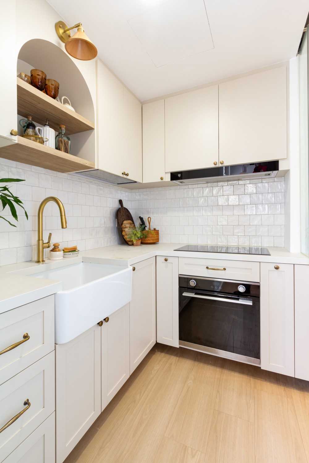 Minimalist Kitchen with Kitchen Backsplash and Kitchen Cabinets