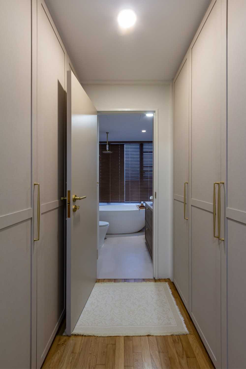 Minimalist Walk-in Wardrobe with Wardrobe and Small Storage