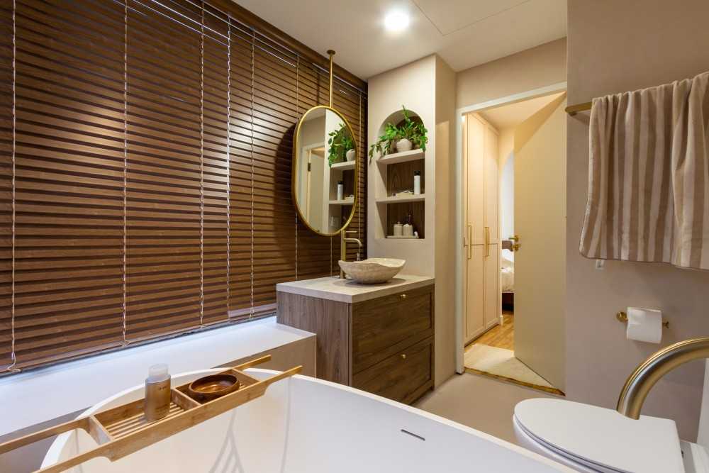 Minimalist Bathroom with Mirror and Bathtub