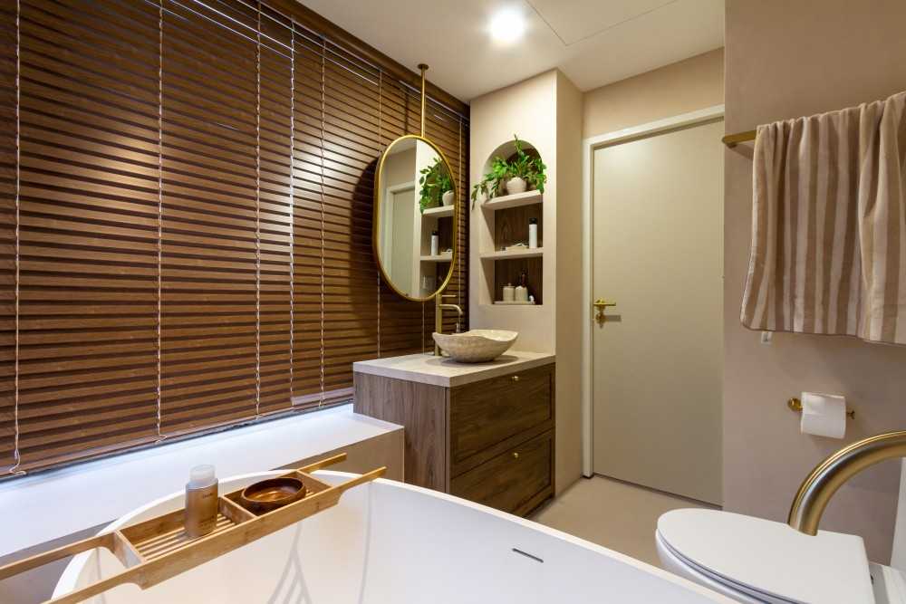 Minimalist Bathroom with Mirror and Bathroom Storage