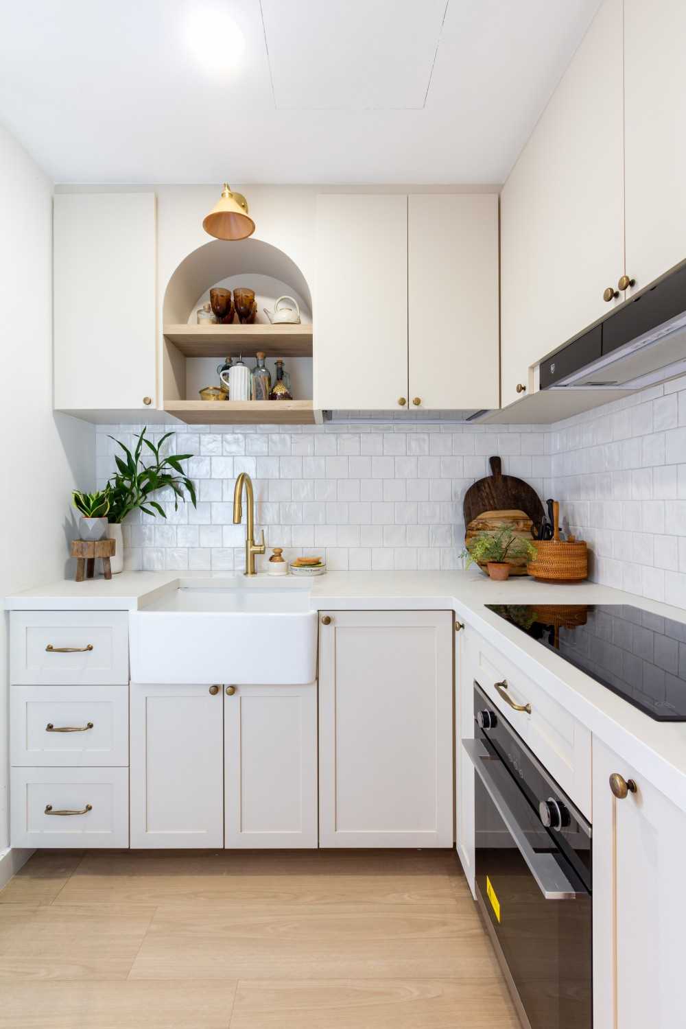 Minimalist Kitchen with Kitchen Backsplash and Kitchen Cabinets