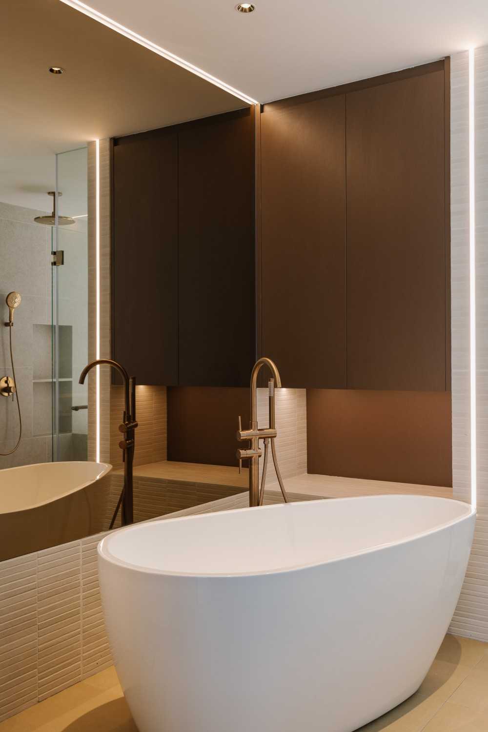 Contemporary Bathroom with Mirror and Bathtub