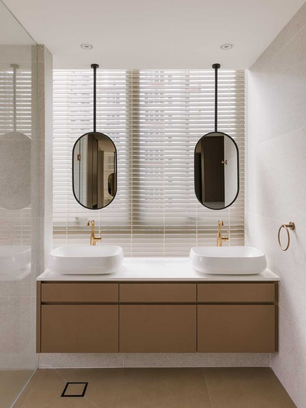 Contemporary Bathroom with Mirror and Bathroom Storage