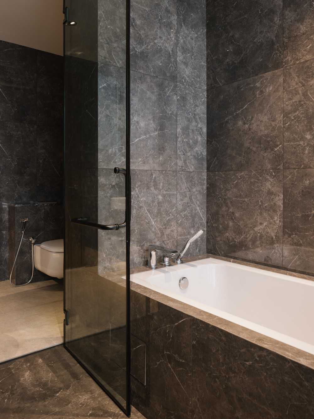 Modern Bathroom with Bathtub and Shower Screen