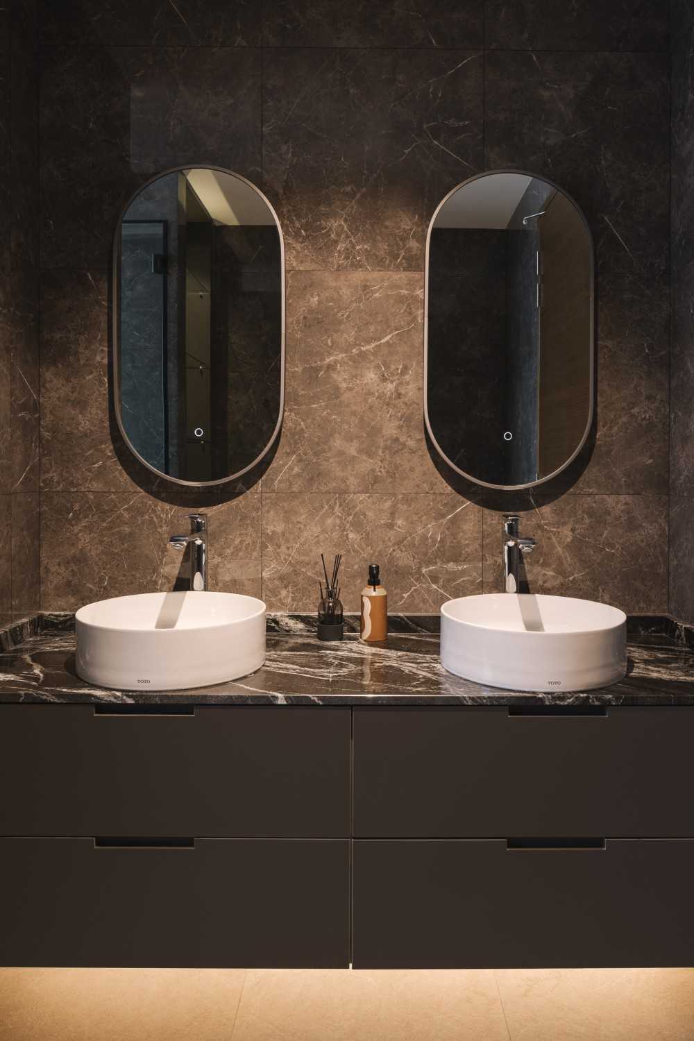 Modern Bathroom with Mirror and Bathroom Storage
