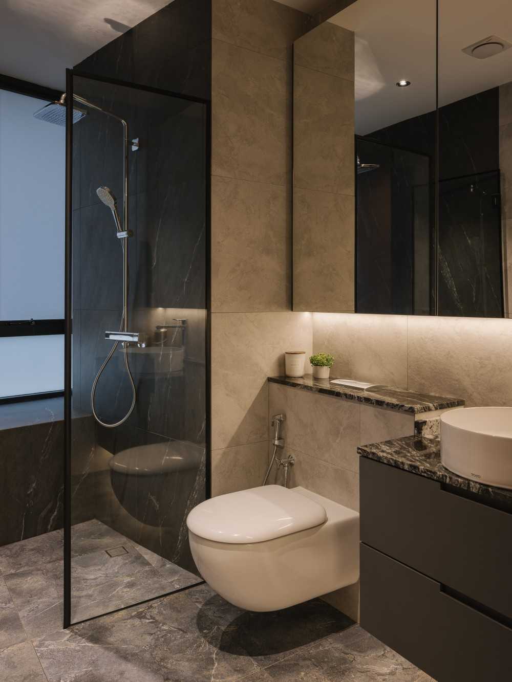 Modern Bathroom with Mirror and Bathroom Storage